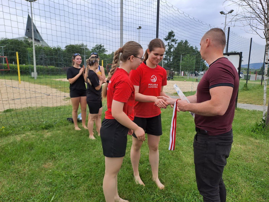 Zdjęcie siatkowa_plazowa_dz_2023 (4)a252de18-0b28-4d17-a6bd-91d0f3b196c5.jpg w galerii Turniej piłki siatkowej plażowej dziewcząt